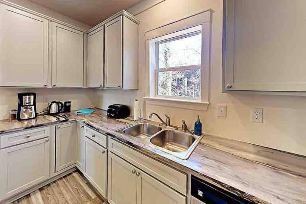 Serenity Views Comfort - Close To City & Parkway! Weaverville エクステリア 写真